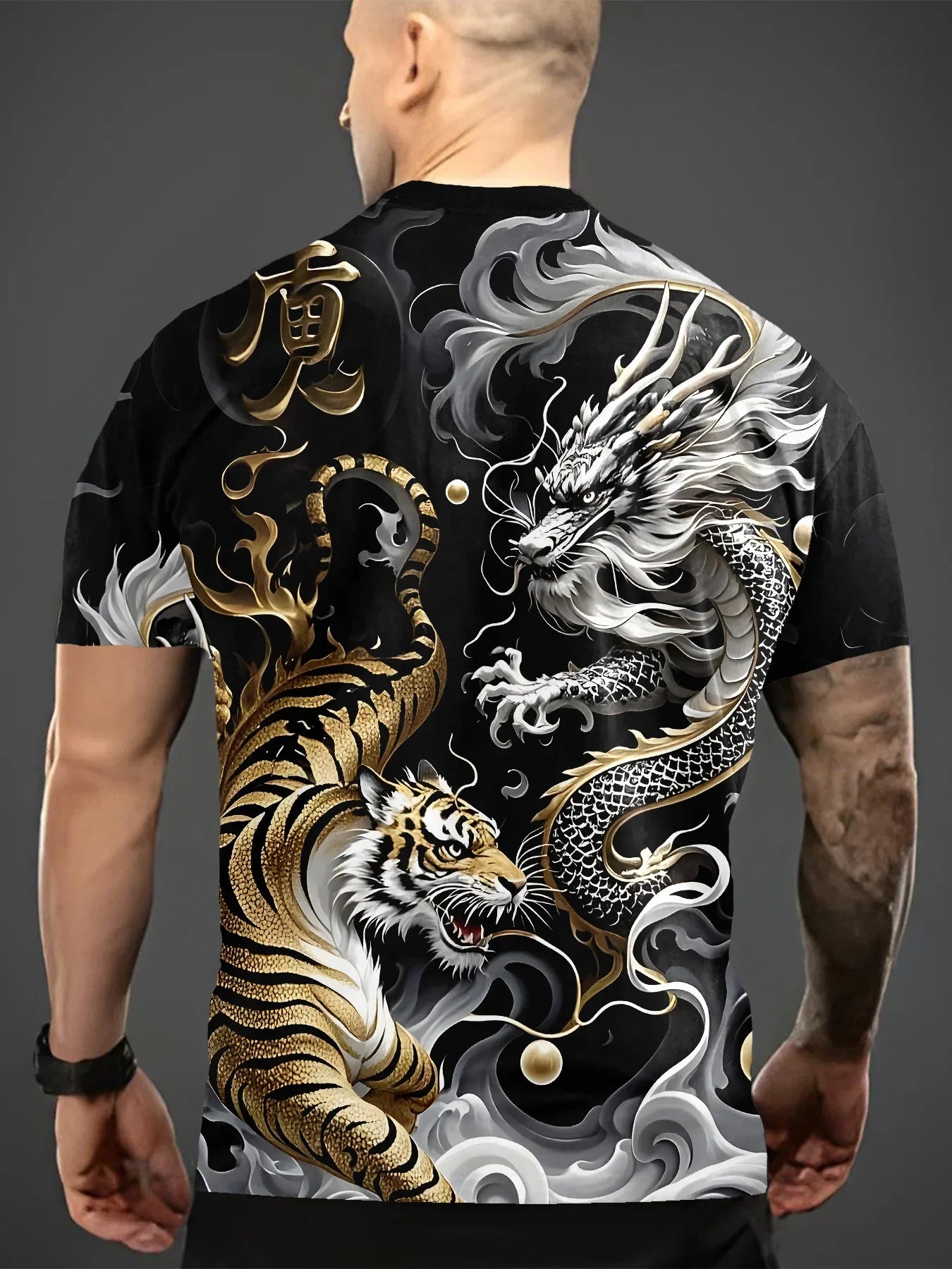 T-shirt gráfica de verão para homem S com design de duelo entre dragão e tigre, manga curta casual, moda 2025, gola redonda