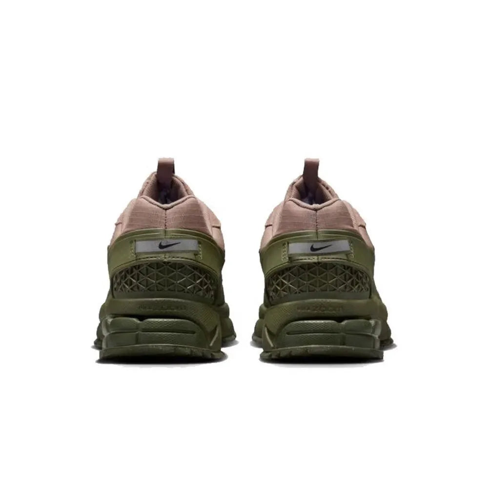Nike Zoom Vomero 5 Roam : chaussures de course unisexes basses, souples, résistantes et imperméables, pour l'entraînement, la ville et les trajets quotidiens, modèle FV2295-201