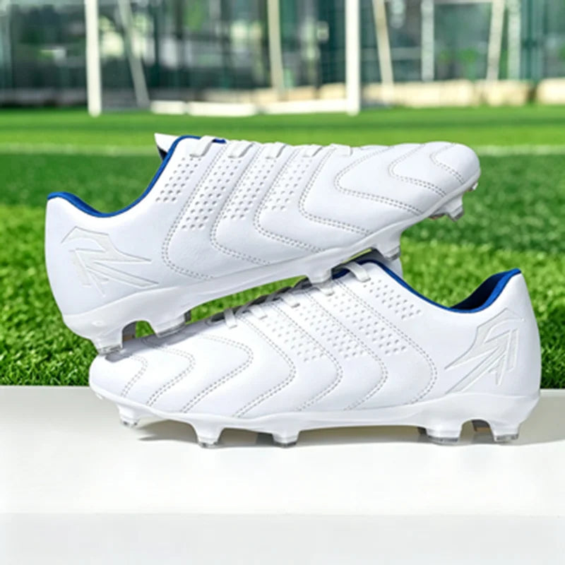 Chaussures de football AG/FG spécifiques à l'entraînement, tige en PU respirante, semelle en TPU résistante à l'abrasion, motif de crampons optimisé pour une agilité accrue