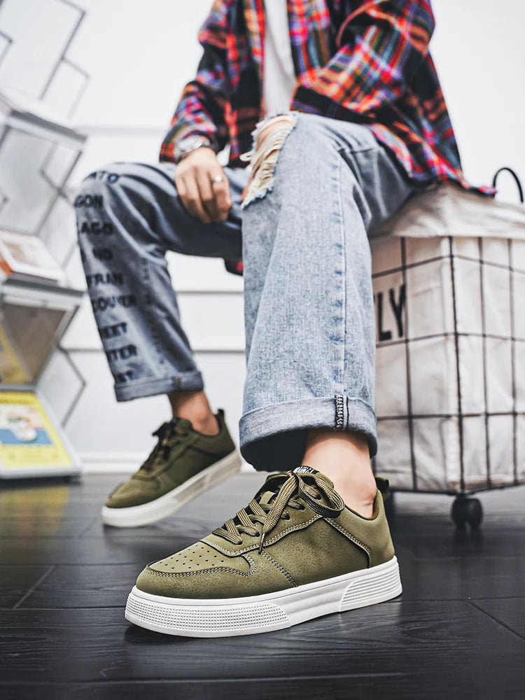 1 pair Sports Casual Skateboarding Shoes Comfortable and Fashionable, with a snug upper that fits the foot and a slip-resistant,