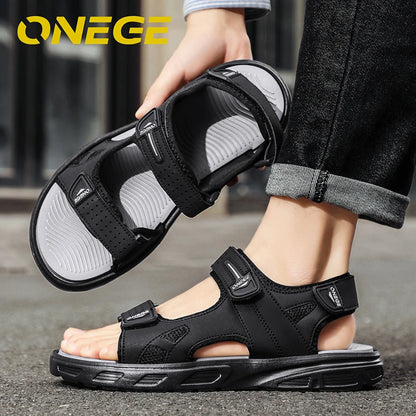 Une paire de sandales de sport simples, légères et neuves, style été, chaussures de conduite antidérapantes pour hommes, chaussures de plage, résistantes à l'usure, grande taille, chaussures à velcro