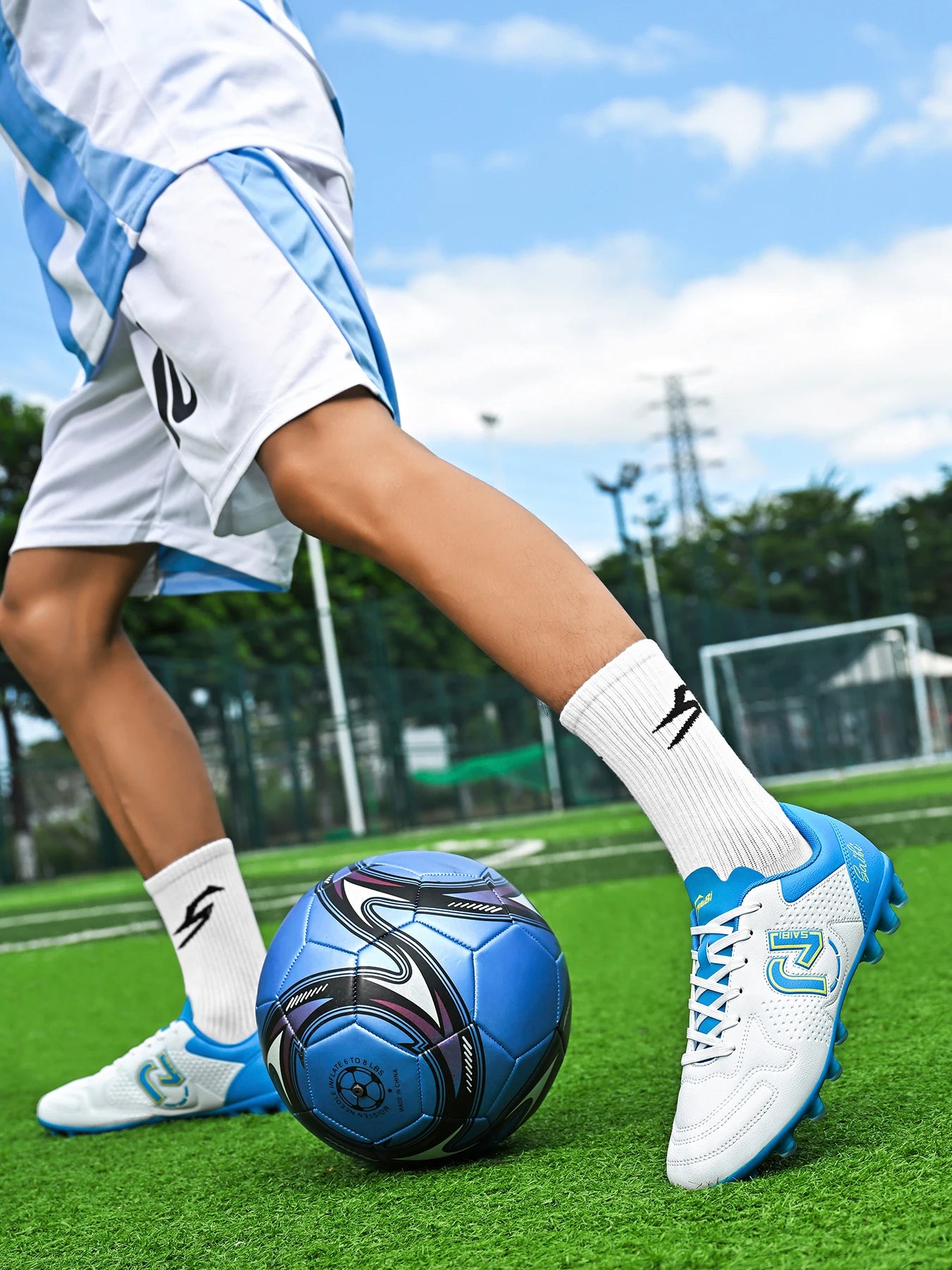 Low-top, studded soccer shoes, unisex, TF and FG, slip-resistant and wear-resistant, available in 4 colors to choose from.