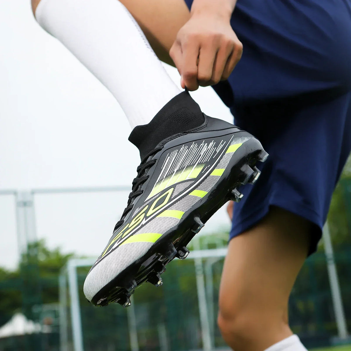 Nouvelles chaussures de football professionnelles pour hommes, chaussures de sport à cheville haute, chaussures de football TF/FG pour garçons, unisexes, antidérapantes, confortables
