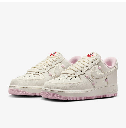 Oficiálne originálne dámske nízke tenisky Nike AIR FORCE 1 HV5992-111