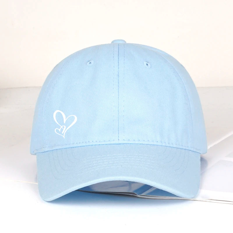 Gorra de béisbol minimalista con estampado de dos corazones, para mujer y hombre, suave y ajustable, estilo «dad hat», informal, con temática romántica, para el sol