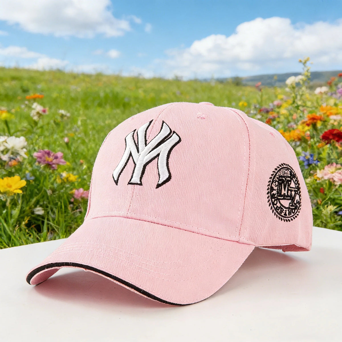 Moderne baseballkasket: Giv dit udendørslook et løft! Med klassiske New York-logoer og retro-badges er den både moderigtig