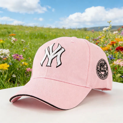 Moderne baseballkasket: Giv dit udendørslook et løft! Med klassiske New York-logoer og retro-badges er den både moderigtig