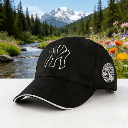 Moderne baseballkasket: Giv dit udendørslook et løft! Med klassiske New York-logoer og retro-badges er den både moderigtig