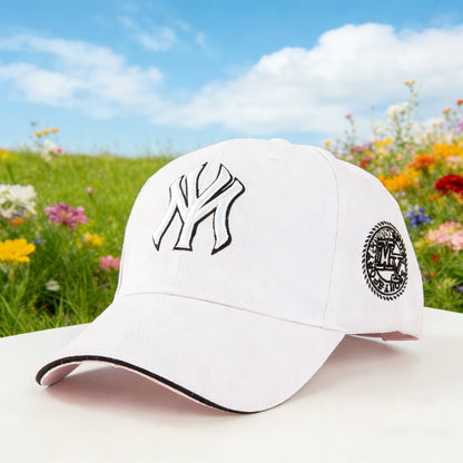 Moderne baseballkasket: Giv dit udendørslook et løft! Med klassiske New York-logoer og retro-badges er den både moderigtig
