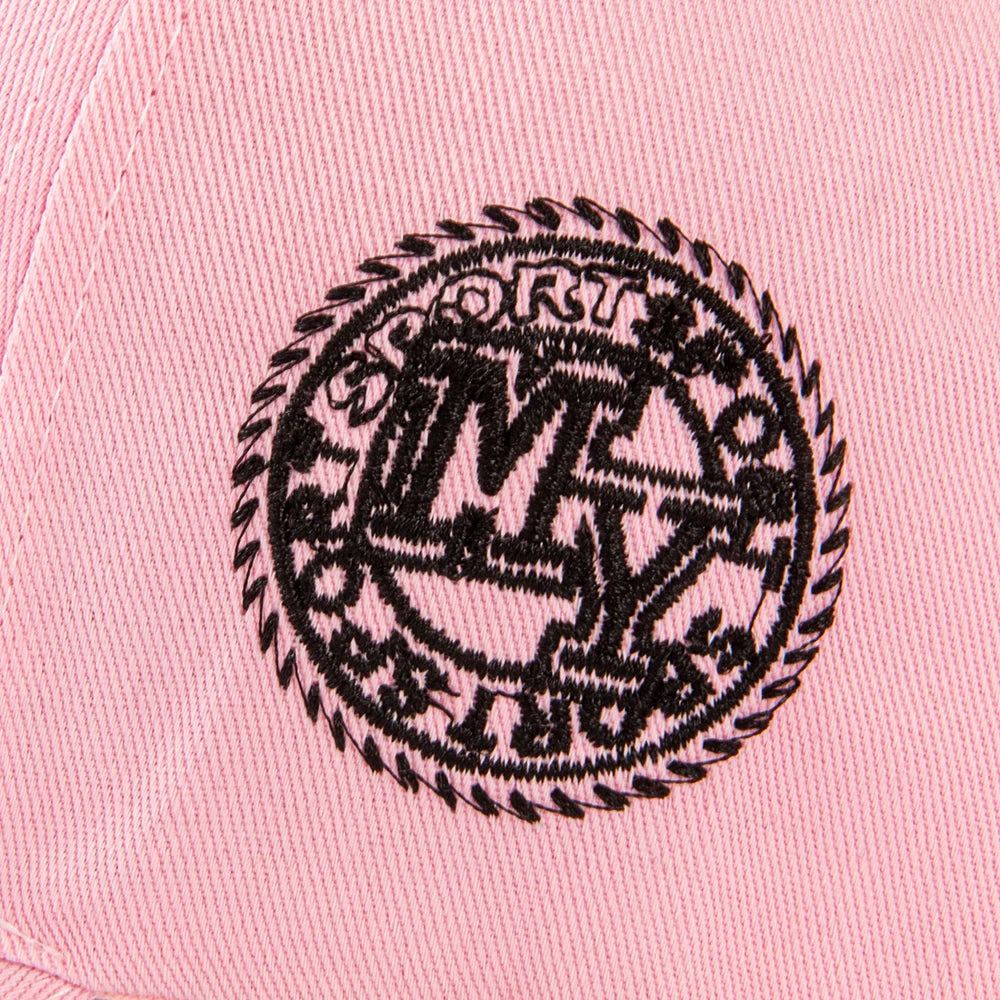 Moderne baseballkasket: Giv dit udendørslook et løft! Med klassiske New York-logoer og retro-badges er den både moderigtig