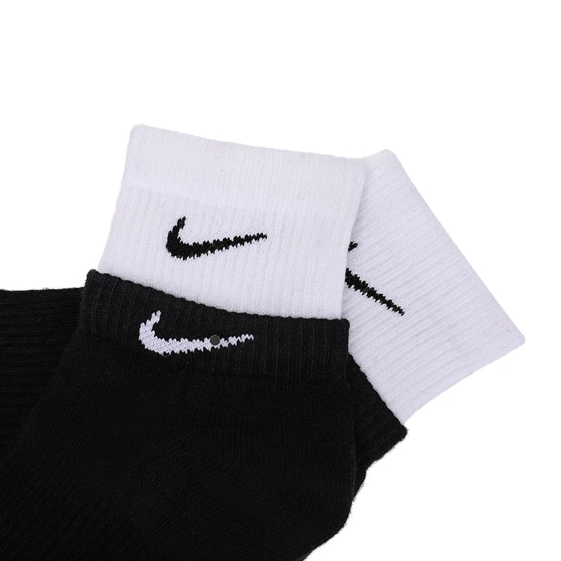 Nike Men's and Women's Socks for Fitness Training, Running, Exercise, Soft, Comfortable, Breathable Casual Socks, Mid-Calf Socks