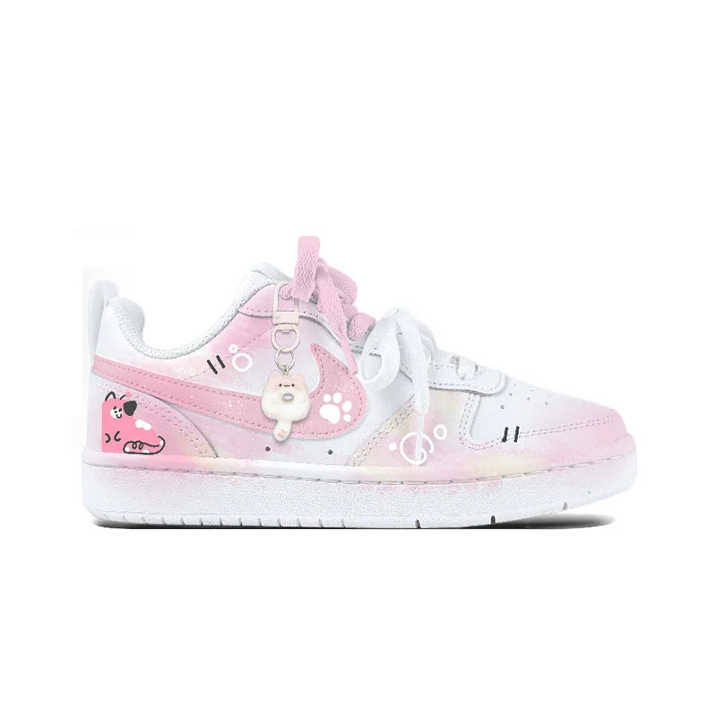 Po meri izdelani športni copati Nike Court Borough Twin Sweet Dreams v nišnem preppy slogu – ljubki in sladki ženski copati za rolkanje