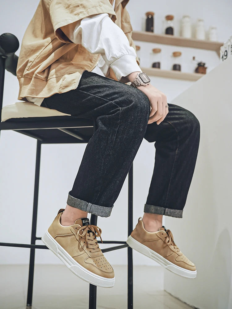 1 pair Sports Casual Skateboarding Shoes Comfortable and Fashionable, with a snug upper that fits the foot and a slip-resistant,