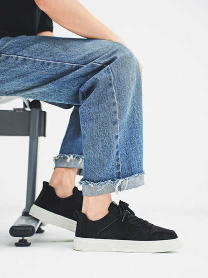 1 pair Sports Casual Skateboarding Shoes Comfortable and Fashionable, with a snug upper that fits the foot and a slip-resistant,