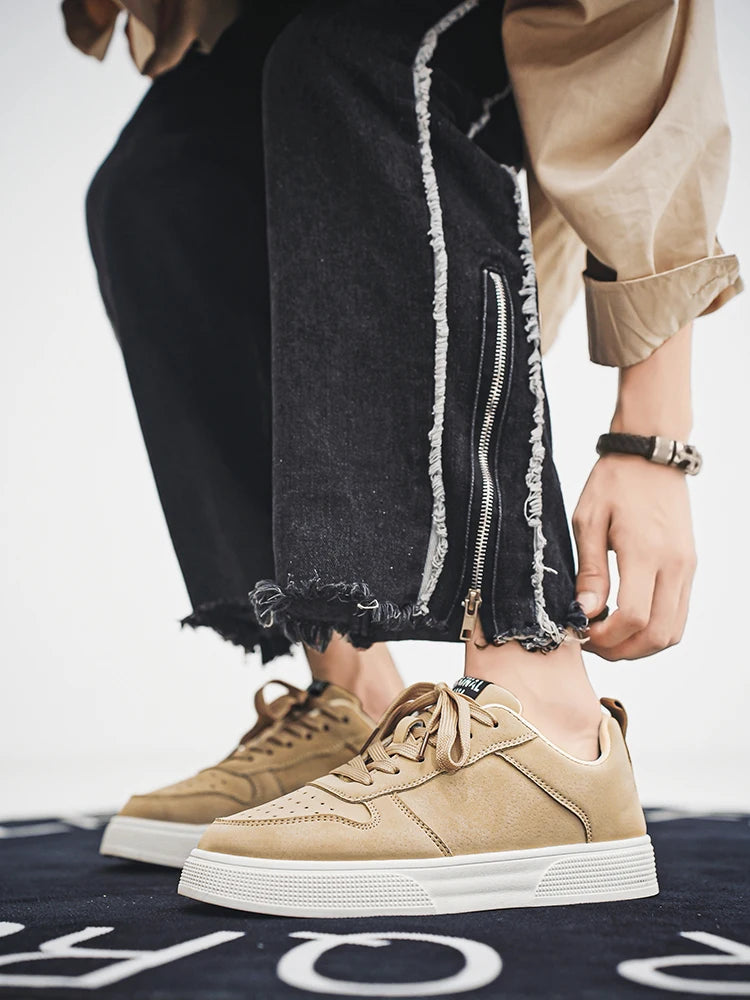 1 pair Sports Casual Skateboarding Shoes Comfortable and Fashionable, with a snug upper that fits the foot and a slip-resistant,