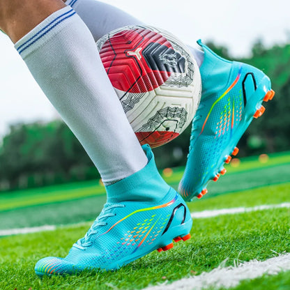 Chaussures de football à crampons longs FG avec col chaussette montante, tige texturée, crampons pour terrain dur, légères, antidérapantes et offrant une bonne adhérence.