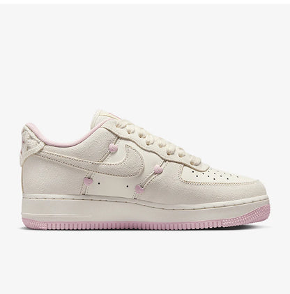 Oficiálne originálne dámske nízke tenisky Nike AIR FORCE 1 HV5992-111