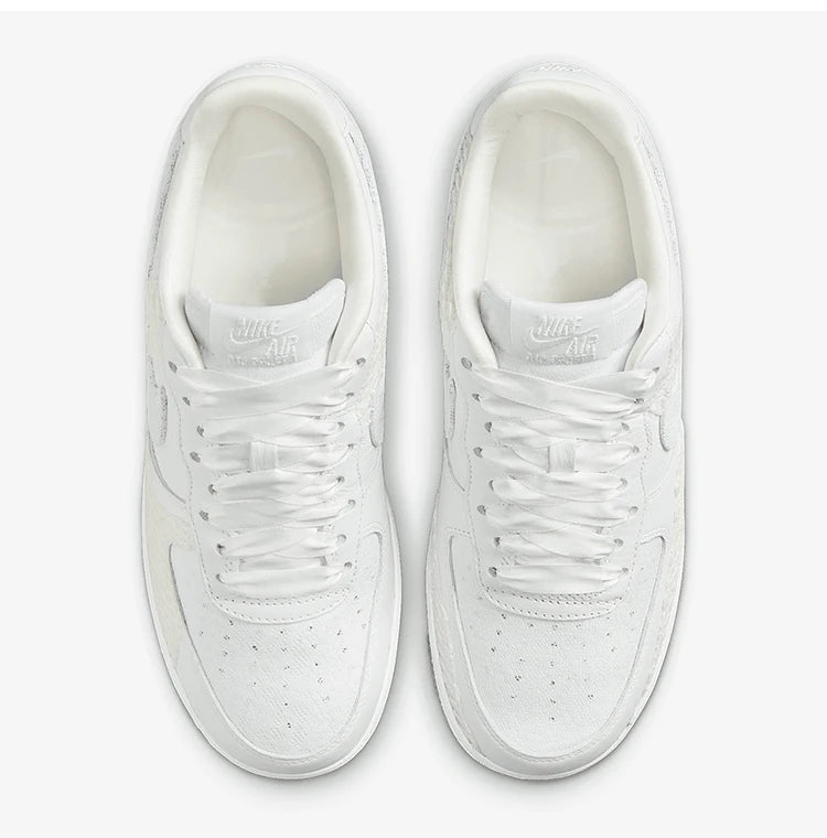 Nike Authentic Air Force 1 AF1 Damen-Sneaker im klassischen Stil mit dicker Sohle HV6011-111