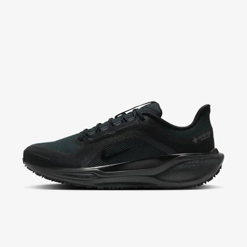 „Nike Pegasus 41 GORE-TEX“ vandeniui atsparūs, kvėpuojantys, amortizuojantys žemi bėgimo bateliai vyrams, juodi