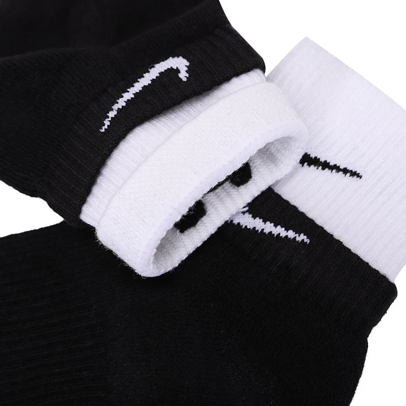 Nike Men's and Women's Socks for Fitness Training, Running, Exercise, Soft, Comfortable, Breathable Casual Socks, Mid-Calf Socks
