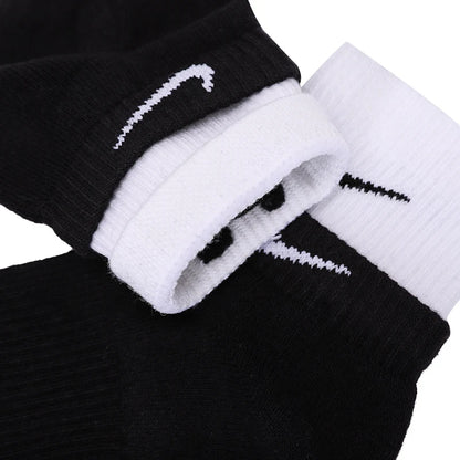 Nike Men's and Women's Socks for Fitness Training, Running, Exercise, Soft, Comfortable, Breathable Casual Socks, Mid-Calf Socks