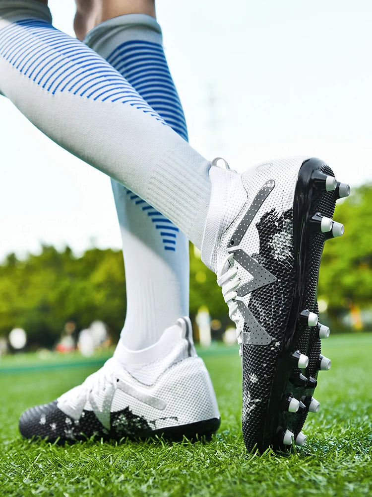 New Men's Football Shoes Society Cleats Professional Soccer Shoes Indoor Fast Football Field Boots Sneakers Boy Original Training