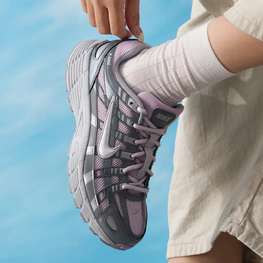 Nowa seria P-6000 firmy Nike – wytrzymałe, odporne na zużycie, amortyzujące i sprężyste buty sportowe do biegania na co dzień, wygodne i lekkie, z niską cholewką, model Hv5064-500