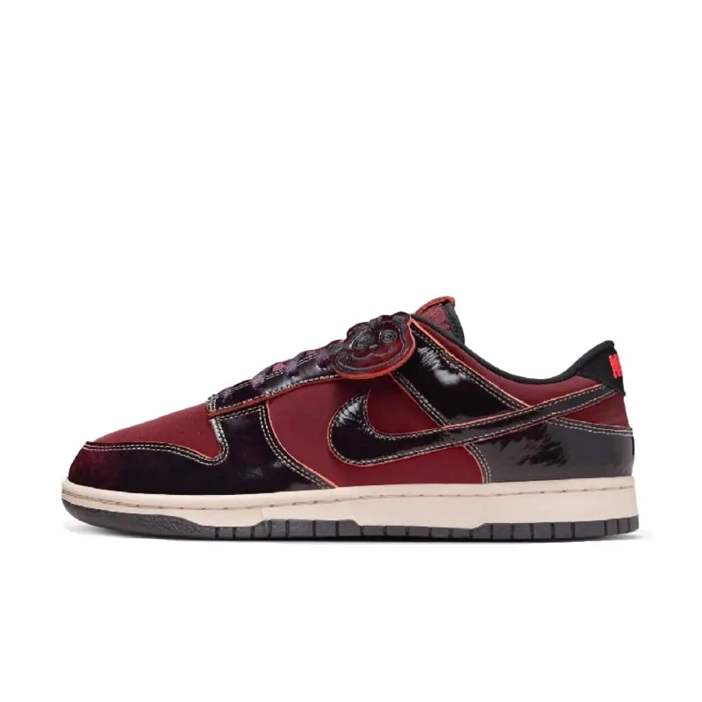 Nike Dunk Low – uniwersalne, niskie buty skateboardowe z cienką, antypoślizgową i wytrzymałą podeszwą, model unisex, kolor: biały/czarny/pomarańczowy, IB2260-500