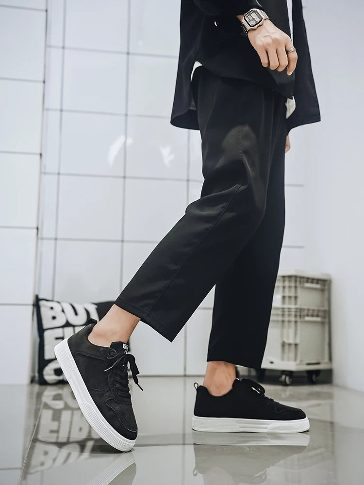 1 pair Sports Casual Skateboarding Shoes Comfortable and Fashionable, with a snug upper that fits the foot and a slip-resistant,