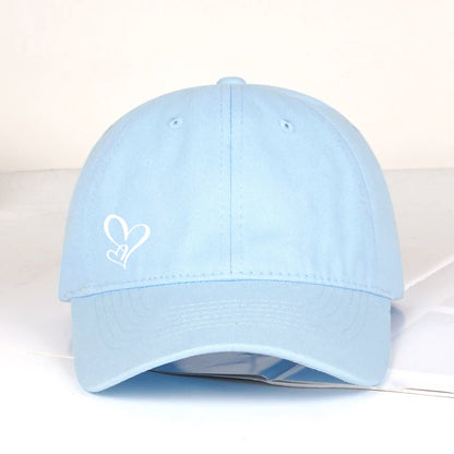 Gorra de béisbol minimalista con estampado de dos corazones, para mujer y hombre, suave y ajustable, estilo «dad hat», informal, con temática romántica, para el sol