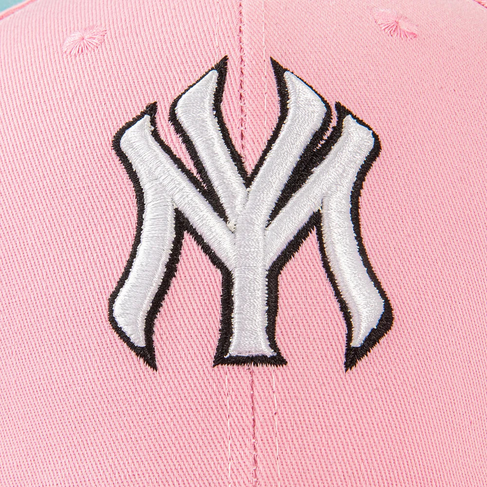 Moderne baseballkasket: Giv dit udendørslook et løft! Med klassiske New York-logoer og retro-badges er den både moderigtig