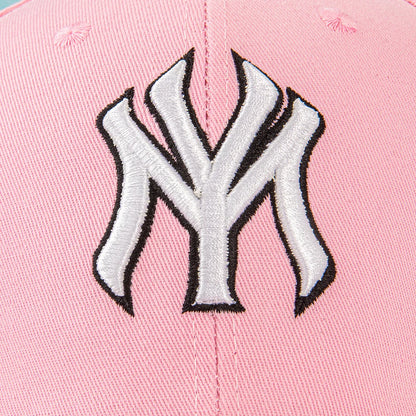 Moderne baseballkasket: Giv dit udendørslook et løft! Med klassiske New York-logoer og retro-badges er den både moderigtig