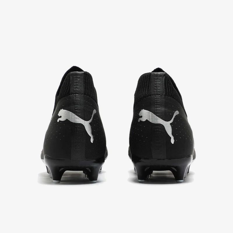 Chaussures de football Puma authentiques pour hommes, style sportif, design rétro simple et durable, modèle 107369-02.
