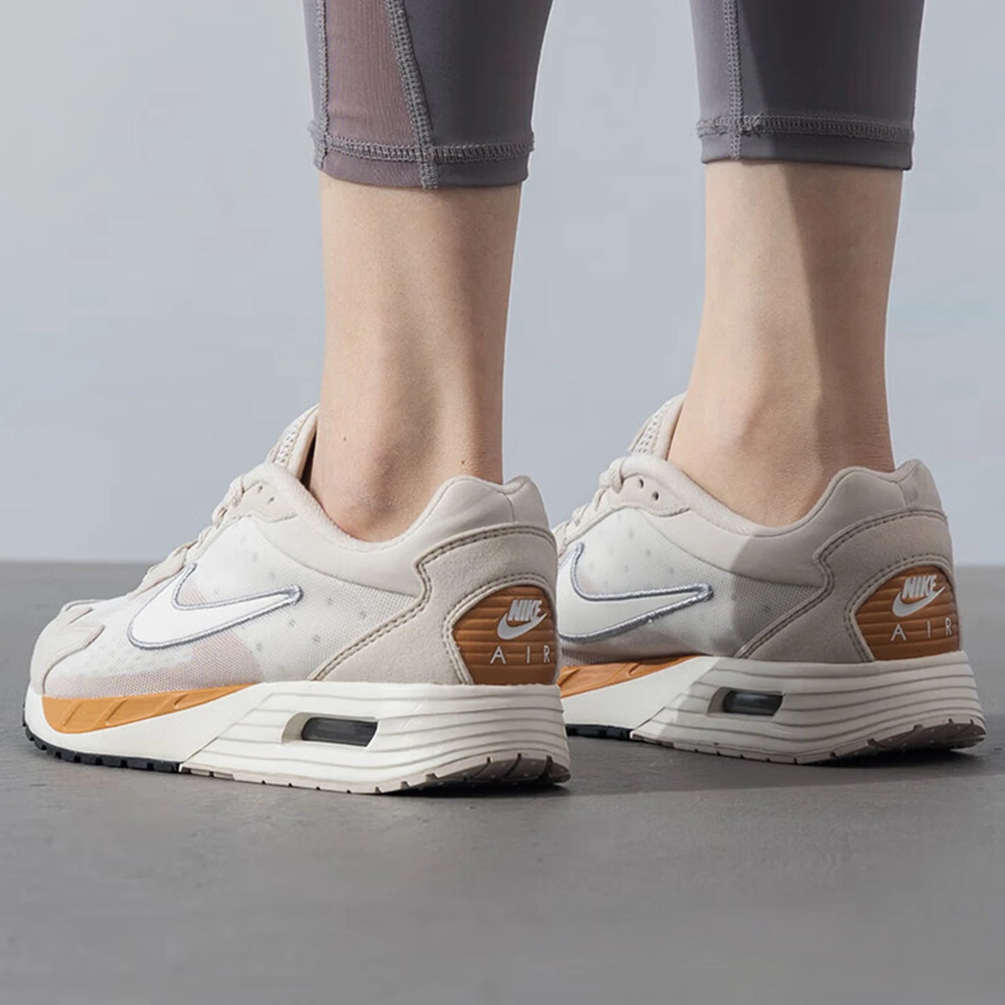 Dámské lehké běžecké boty Nike Genuine Air Max Solo FN0784-105