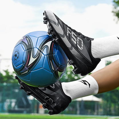 Chaussures de football pour hommes, crampons AG FG, semelle en caoutchouc durable, tige en PU léger, chaussures de football pour adultes, idéales pour les matchs sur gazon et les entraînements.