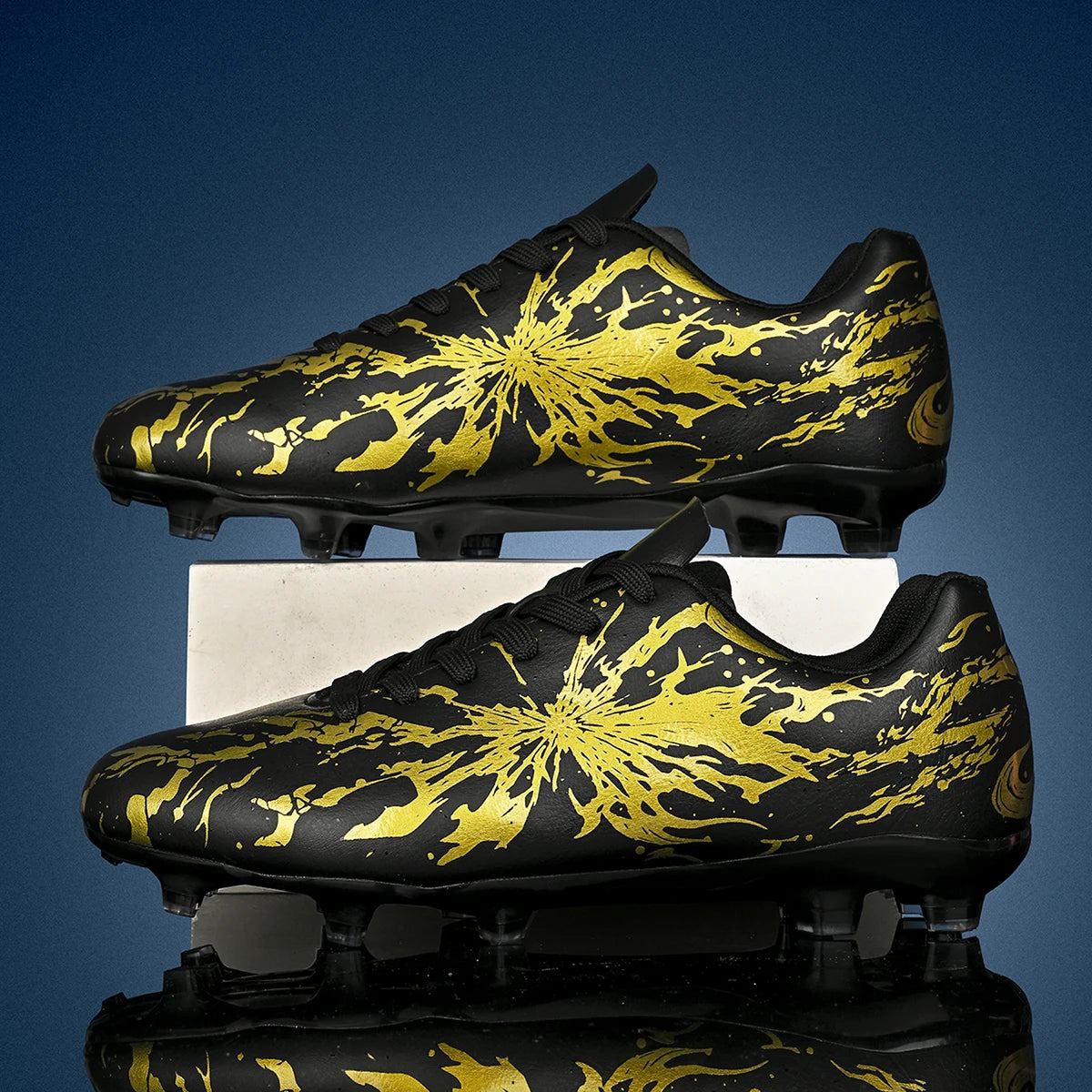 Chaussures de football pour hommes, modèle AG FG, tige en tricot ultra-léger, soutien stable de la voûte plantaire, idéales pour les entraînements prolongés sur terrain de gazon extérieur.
