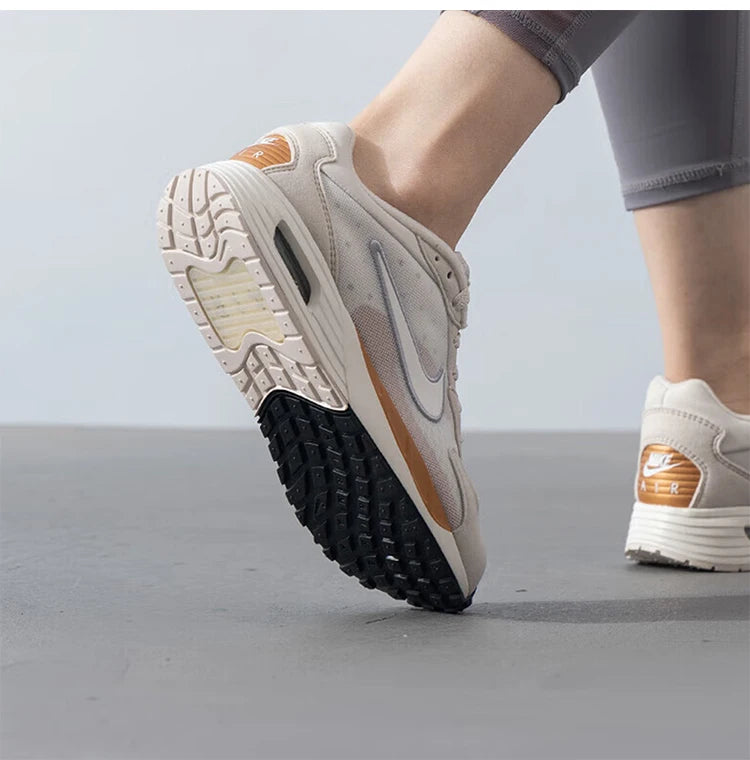 Dámské lehké běžecké boty Nike Genuine Air Max Solo FN0784-105