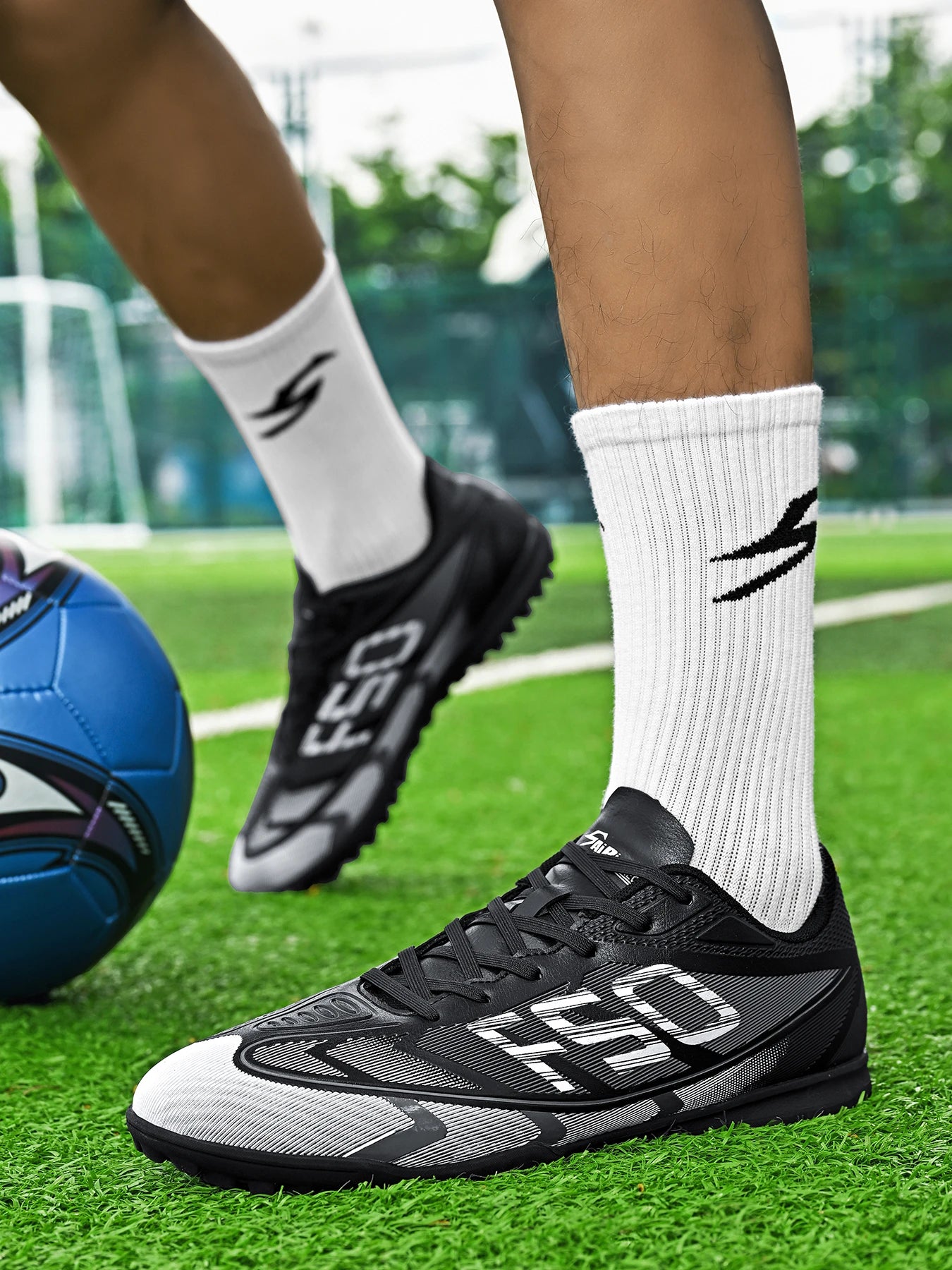 Popular low-top football boots, broken nails, TF and spikes FG unisex styles, 2 colors to choose from, breathable and non-slip