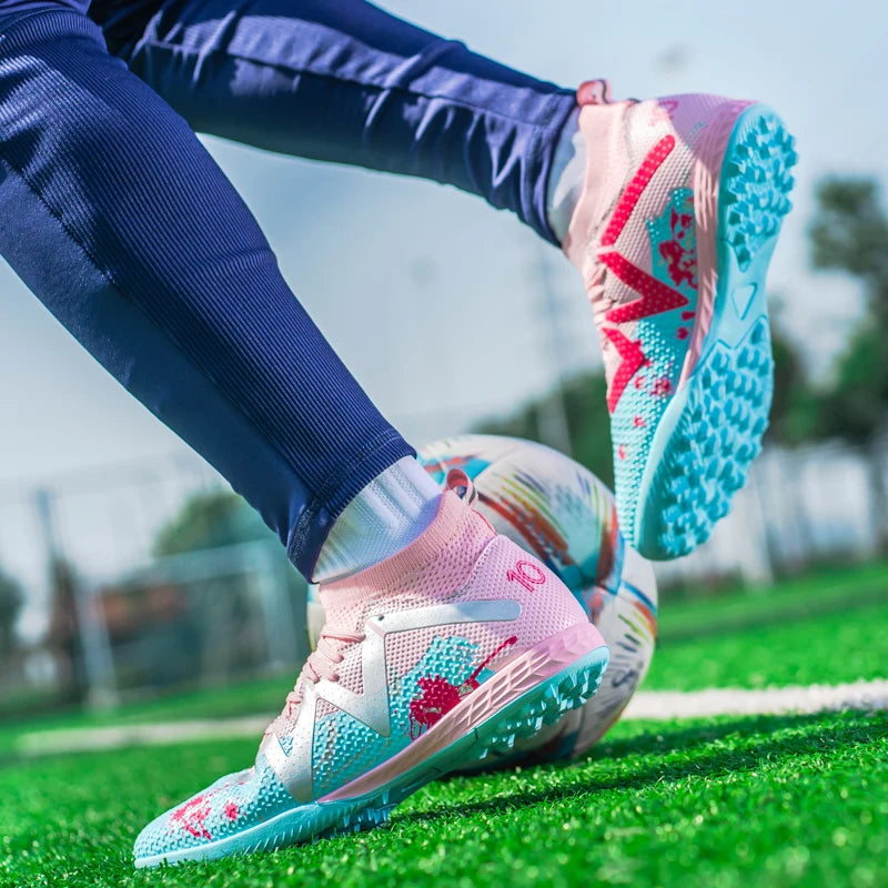 Chaussures d'entraînement unisexes Value Turf Trainers, tige en PU tissé, crampons en caoutchouc TF, antidérapantes, durables et économiques.