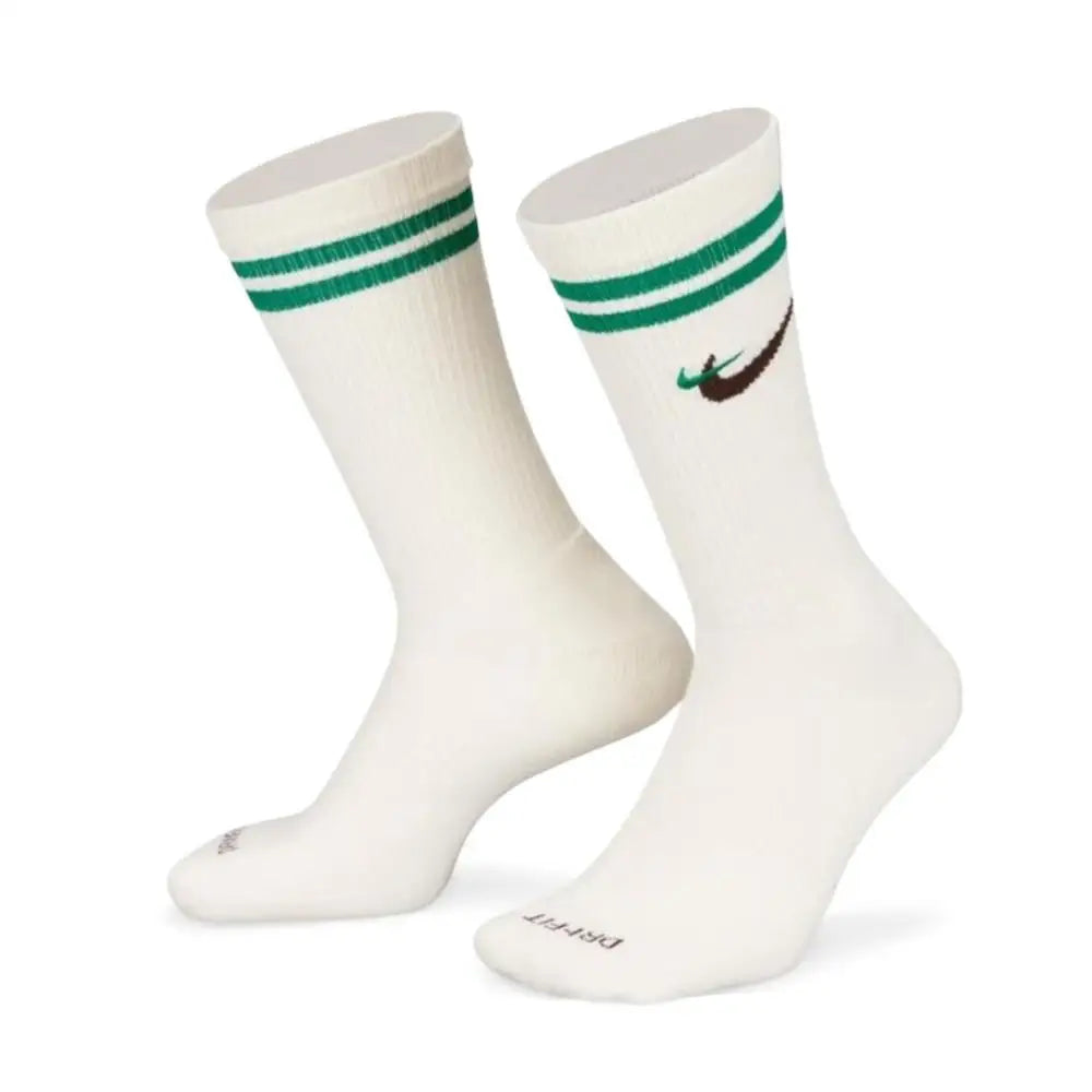 Nike EVERYDAY CREW: Stylish, comfortable, slip-resistant, and durable unisex soft basketball socks (3-pack)  DA2123-100