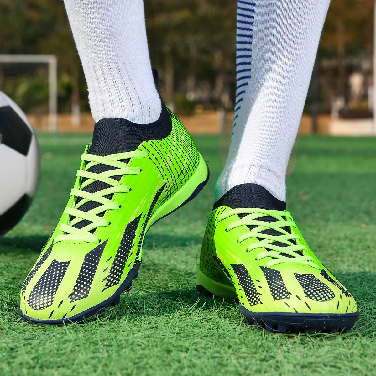 Chaussures de football professionnel pour homme Society TF/FG – Crampons de football – Chaussures d’origine pour terrain de football en salle – Baskets d’entraînement sur gazon
