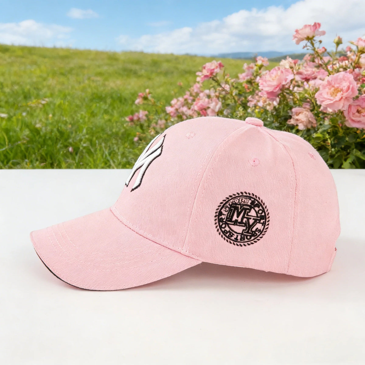 Moderne baseballkasket: Giv dit udendørslook et løft! Med klassiske New York-logoer og retro-badges er den både moderigtig