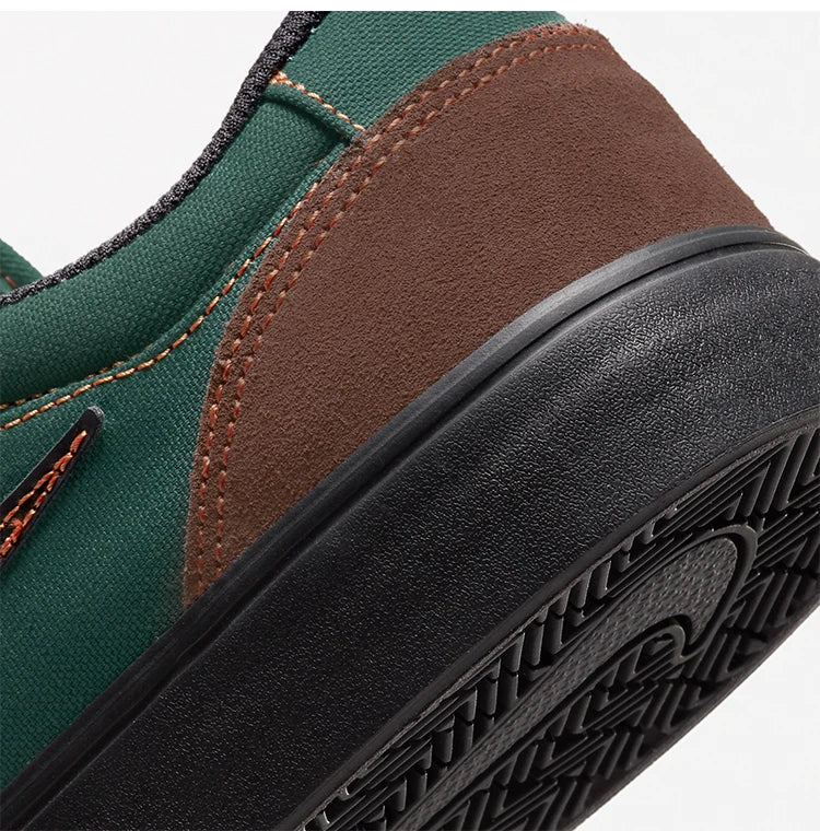 Scarpe da skate unisex Nike SB Chron 2 con ammortizzazione leggera e pannelli, modello DM3493-606
