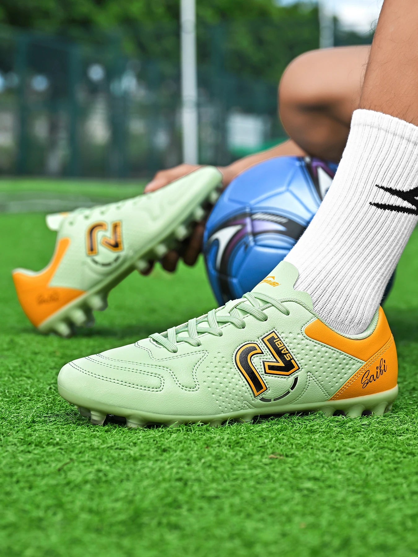 Low-top, studded soccer shoes, unisex, TF and FG, slip-resistant and wear-resistant, available in 4 colors to choose from.
