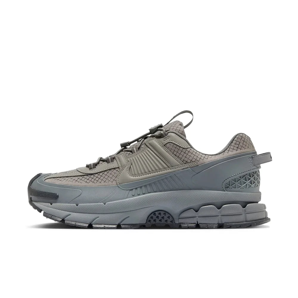 Nike Zoom Vomero 5 Roam : chaussures de course unisexes basses, souples, résistantes et imperméables, pour l'entraînement, la ville et les trajets quotidiens, modèle FV2295-201