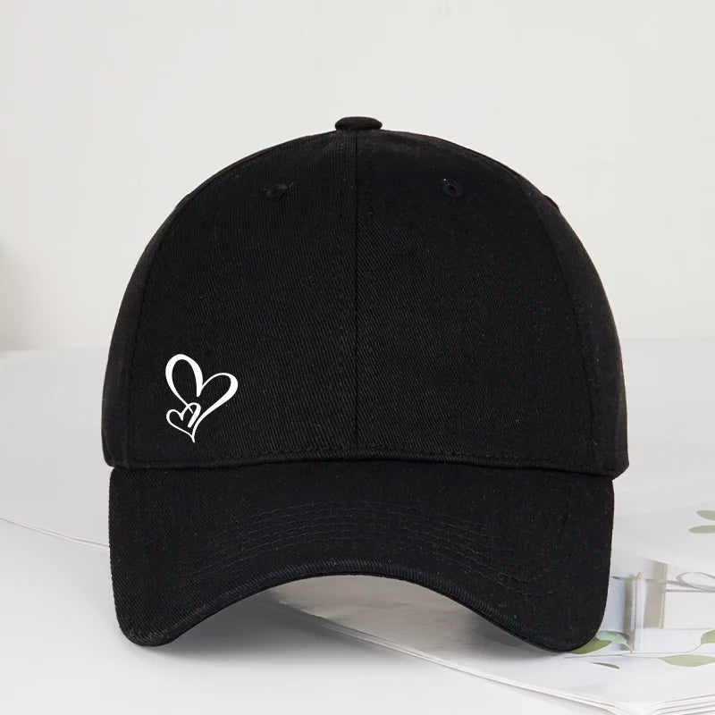Gorra de béisbol minimalista con estampado de dos corazones, para mujer y hombre, suave y ajustable, estilo «dad hat», informal, con temática romántica, para el sol