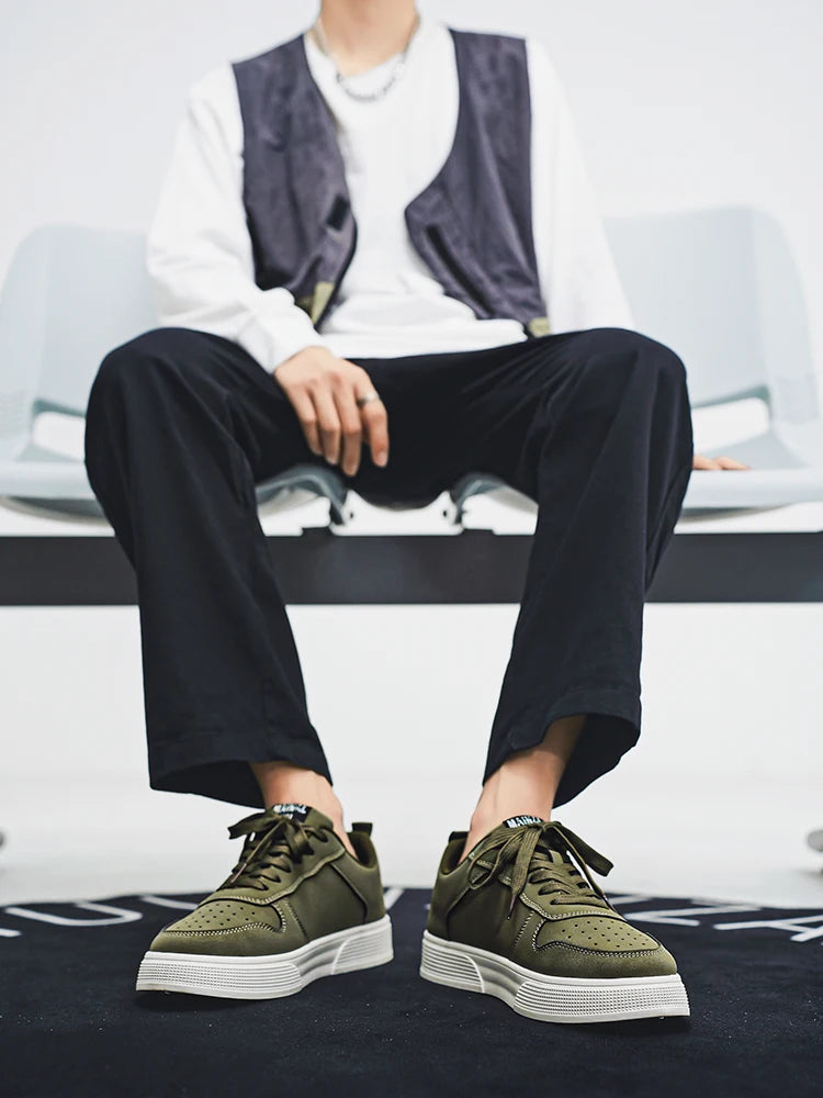 1 pair Sports Casual Skateboarding Shoes Comfortable and Fashionable, with a snug upper that fits the foot and a slip-resistant,