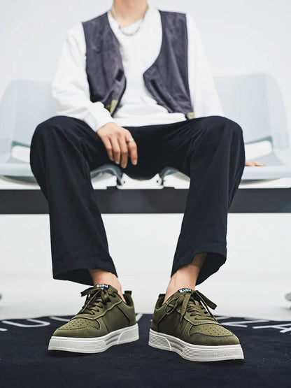 1 pair Sports Casual Skateboarding Shoes Comfortable and Fashionable, with a snug upper that fits the foot and a slip-resistant,