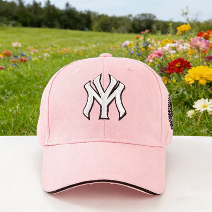 Moderne baseballkasket: Giv dit udendørslook et løft! Med klassiske New York-logoer og retro-badges er den både moderigtig