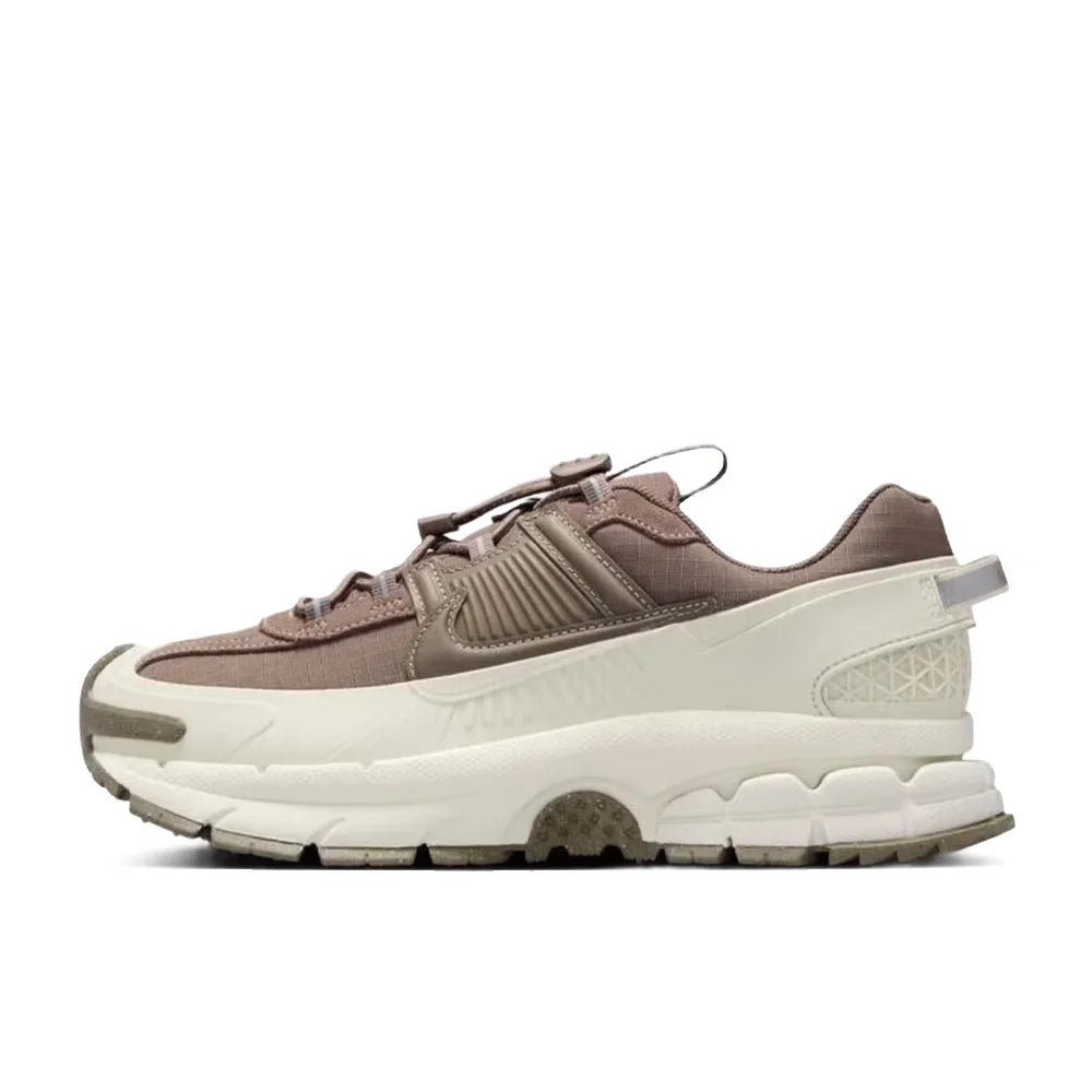 Nike Zoom Vomero 5 Roam : chaussures de course unisexes basses, souples, résistantes et imperméables, pour l'entraînement, la ville et les trajets quotidiens, modèle FV2295-201